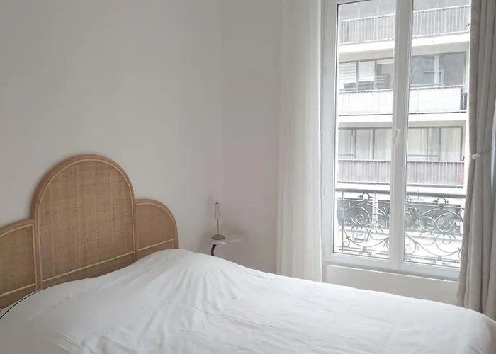 Stylish Parisian Flat Near Eiffel Tower